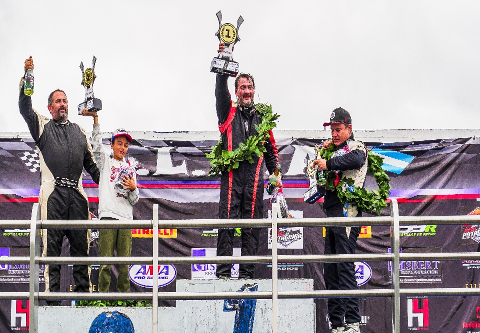 UN PATO SUELTO EN LA PLATA