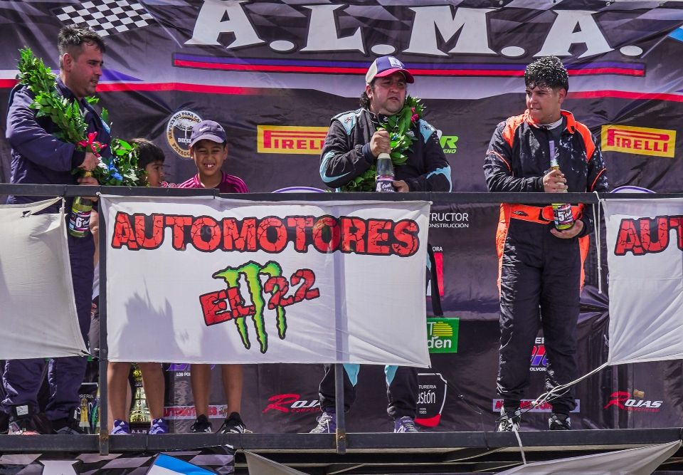 VOLVIÓ UNA TARDE,  SE LO EXTRAÑABA.